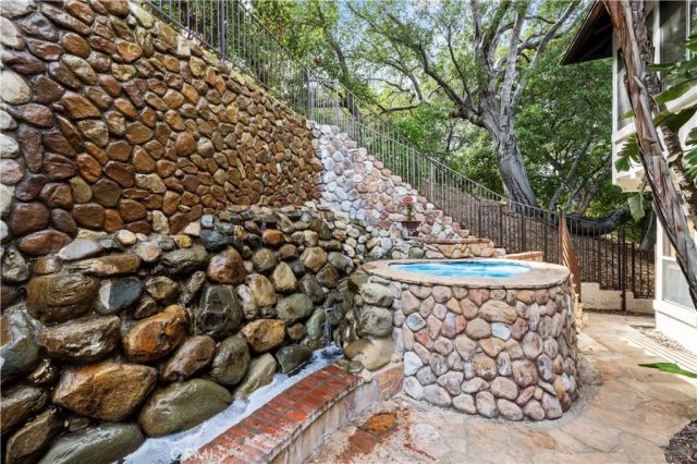 23656 White Oak Court, Newhall, CA 91321