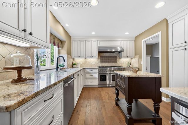 337 Country Club Court, Canton, MI 48188