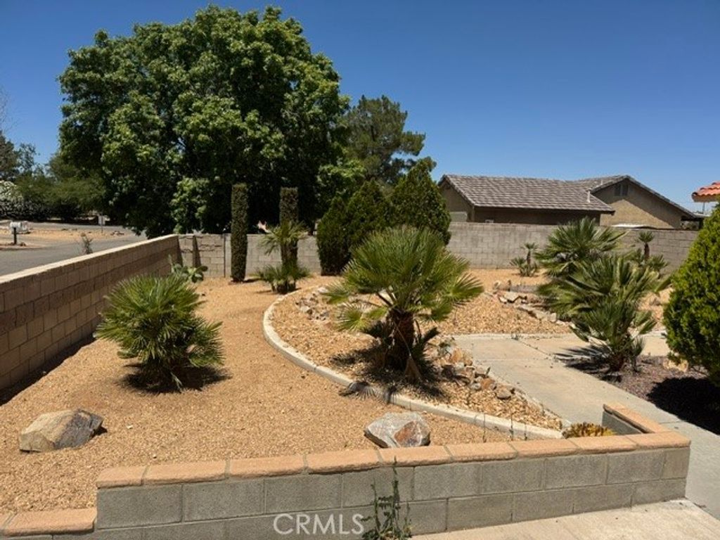 Image 11 of property listing at 22410 Broken Lance Court, Apple Valley, CA 92307