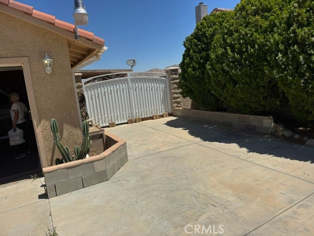 Image 12 of property listing at 22410 Broken Lance Court, Apple Valley, CA 92307