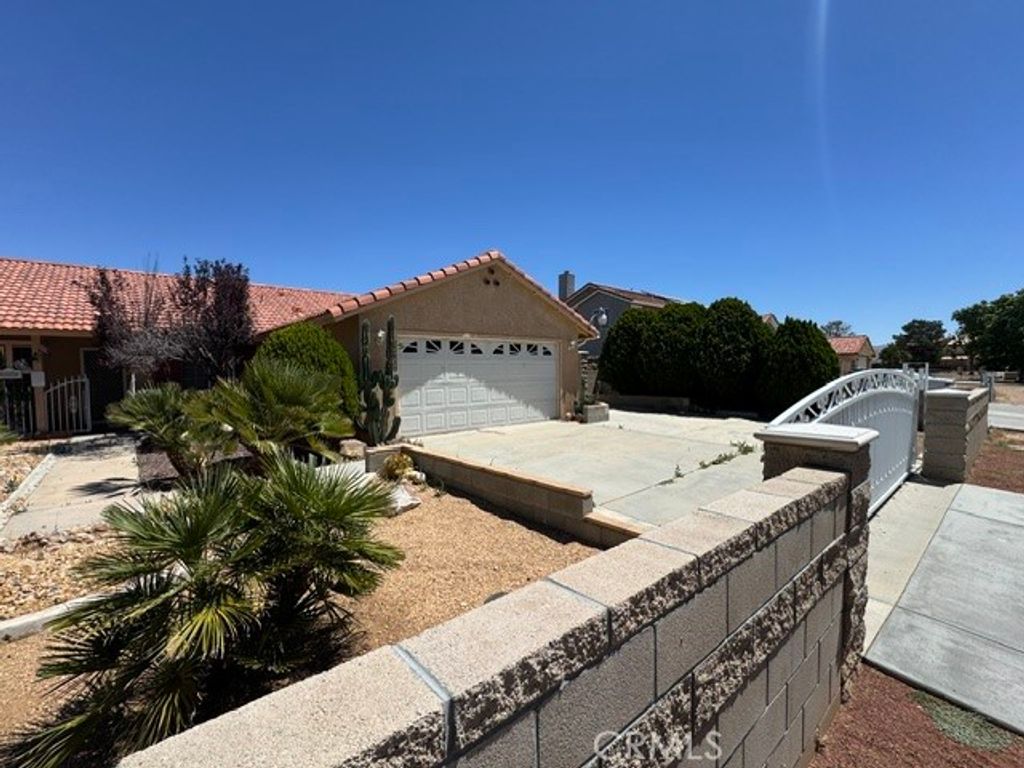 Image 13 of property listing at 22410 Broken Lance Court, Apple Valley, CA 92307
