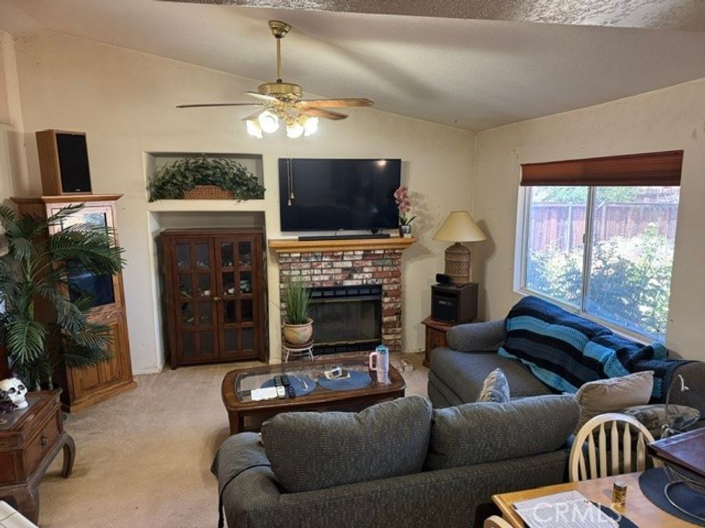 Image 6 of property listing at 22410 Broken Lance Court, Apple Valley, CA 92307