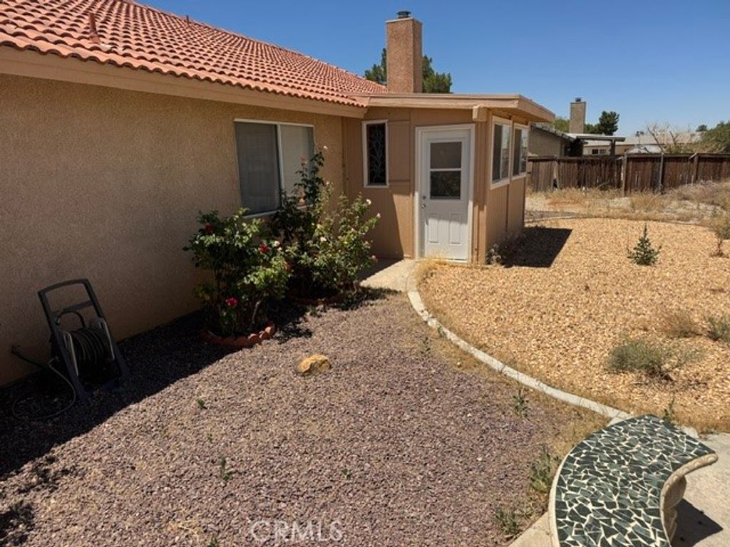Image 7 of property listing at 22410 Broken Lance Court, Apple Valley, CA 92307