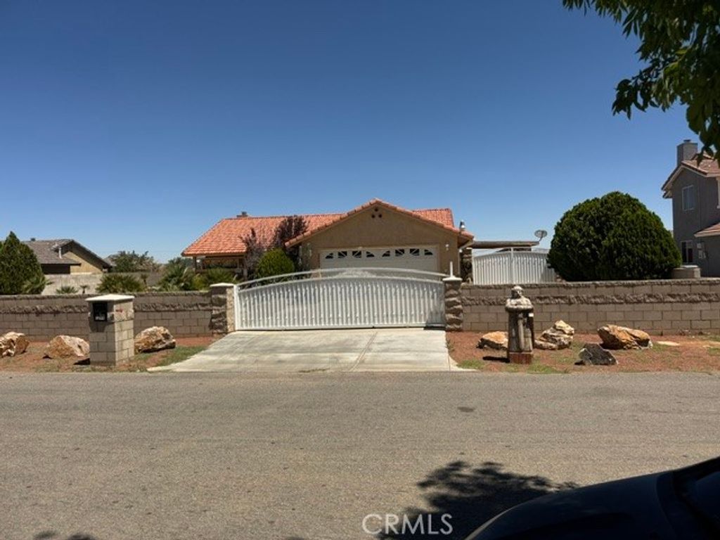 Image 8 of property listing at 22410 Broken Lance Court, Apple Valley, CA 92307