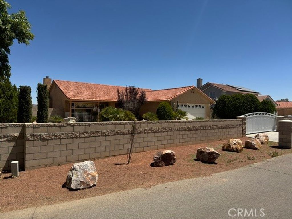 Image 9 of property listing at 22410 Broken Lance Court, Apple Valley, CA 92307