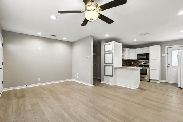 216 N Dobson Street, Burleson, TX 76028