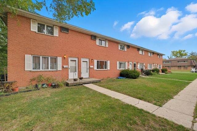 1231 Town Crest Drive E, New Lenox, IL 60451