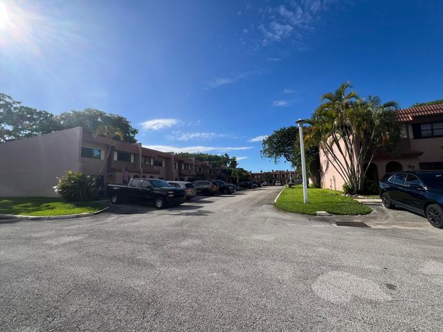 27 Matador Lane 6-20, Davie, FL 33324