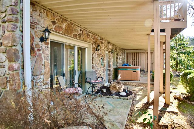 18 Seville Ln, Hot Springs Village, AR 71909