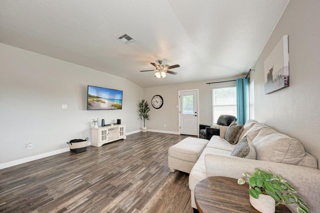 311 Creek Ledge DR, Hutto, TX 78634