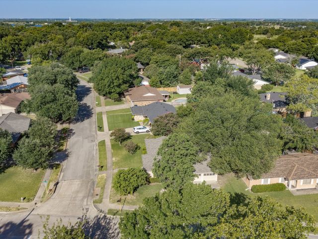 1313 Crestridge Street, Ennis, TX 75119