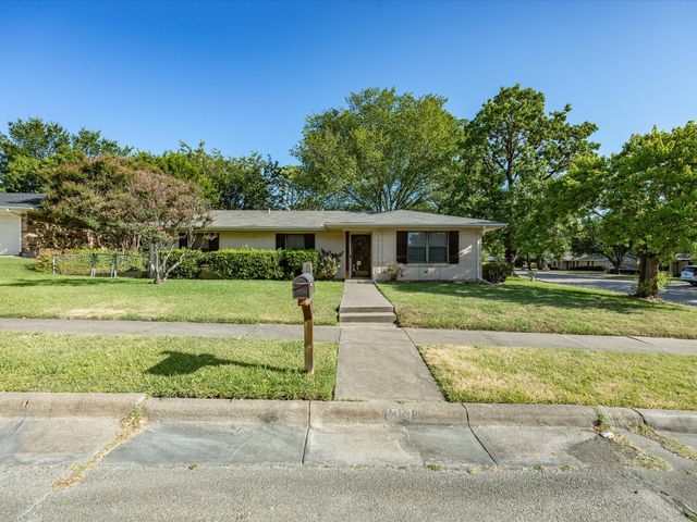 1313 Crestridge Street, Ennis, TX 75119