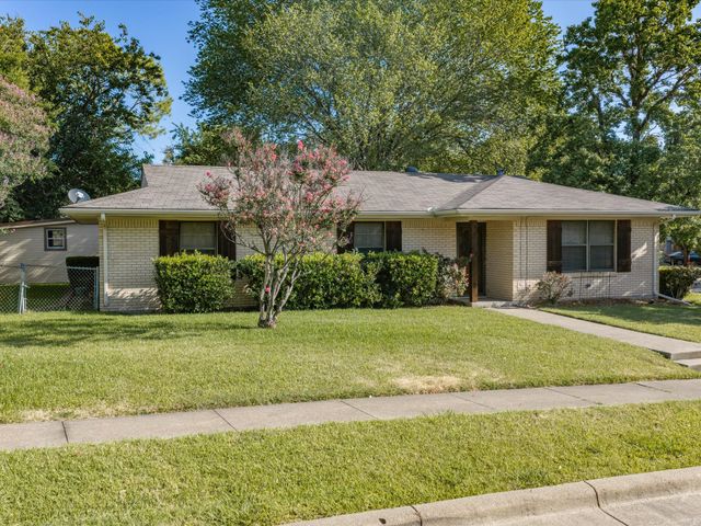 1313 Crestridge Street, Ennis, TX 75119