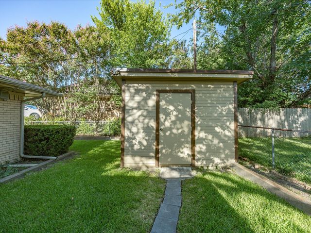 1313 Crestridge Street, Ennis, TX 75119