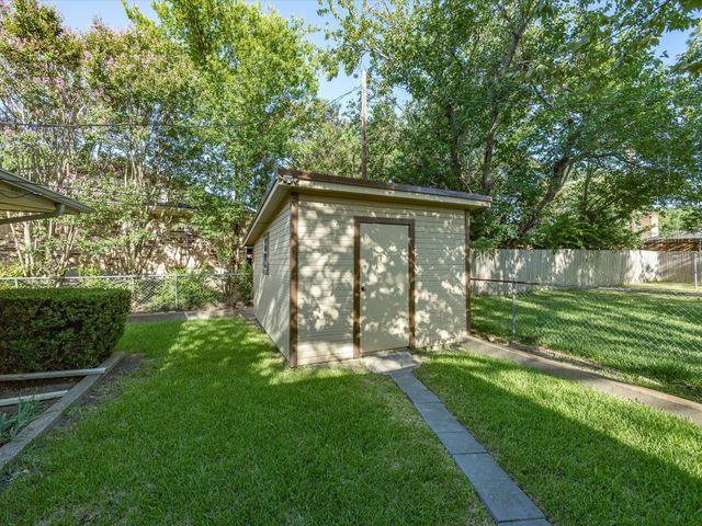 1313 Crestridge Street, Ennis, TX 75119