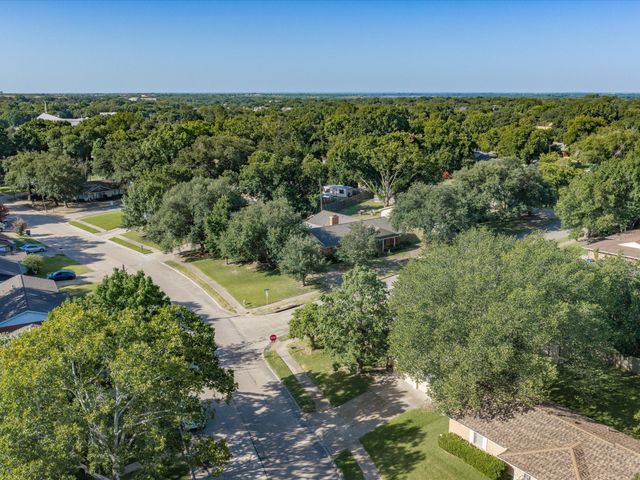 1313 Crestridge Street, Ennis, TX 75119