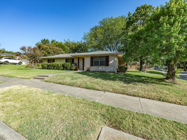1313 Crestridge Street, Ennis, TX 75119