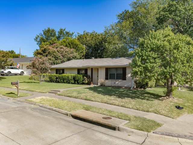 1313 Crestridge Street, Ennis, TX 75119