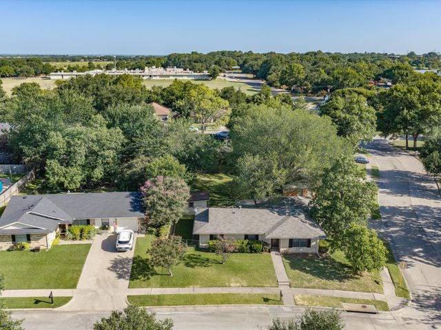 1313 Crestridge Street, Ennis, TX 75119