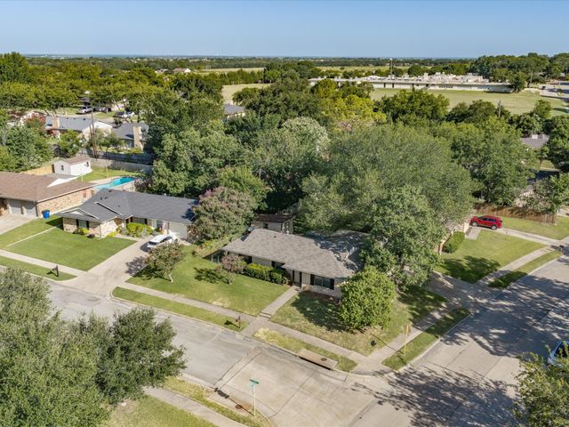 1313 Crestridge Street, Ennis, TX 75119