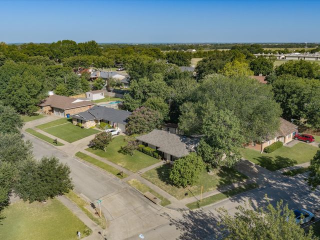 1313 Crestridge Street, Ennis, TX 75119