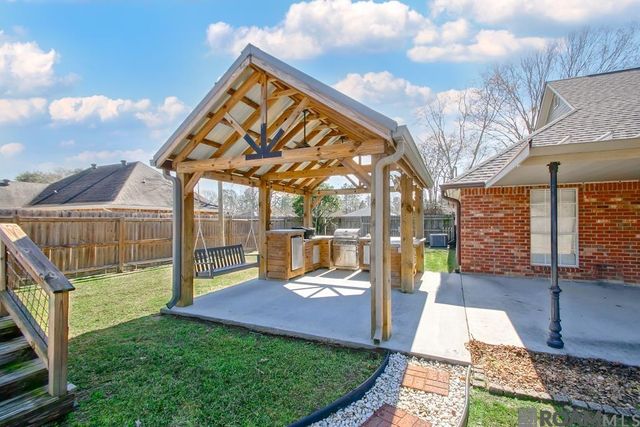 8211 Cecil Dr, Denham Springs, LA 70706