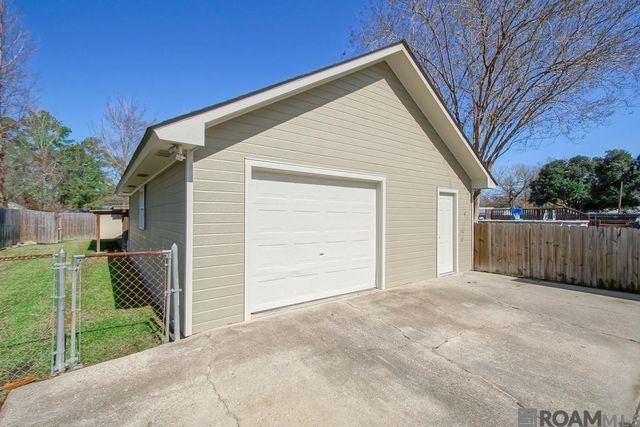 8211 Cecil Dr, Denham Springs, LA 70706