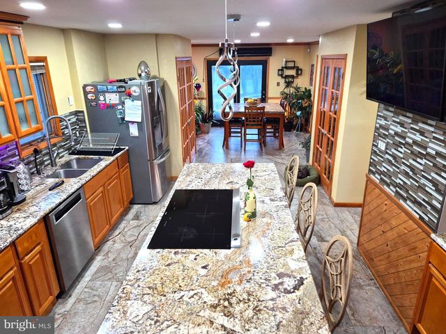 8908 SPRINGVIEW RD, Philadelphia, PA 19111