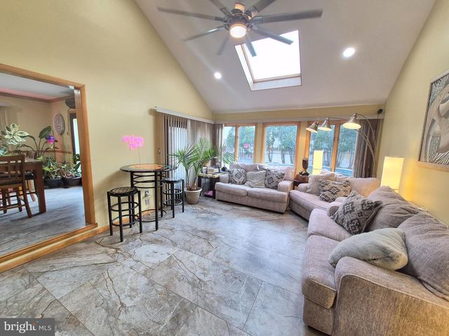 8908 SPRINGVIEW RD, Philadelphia, PA 19111