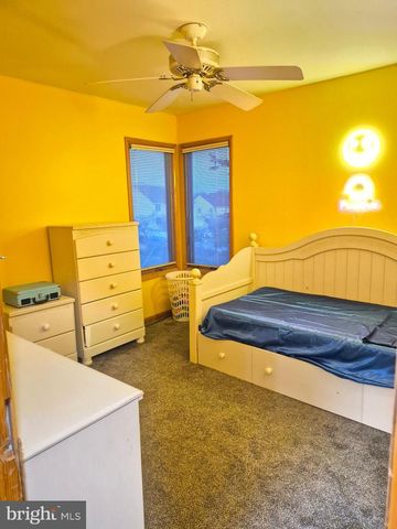 8908 SPRINGVIEW RD, Philadelphia, PA 19111