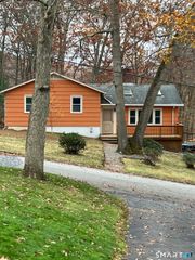 4 North Glenwoods Road, Ledyard, CT 06335
