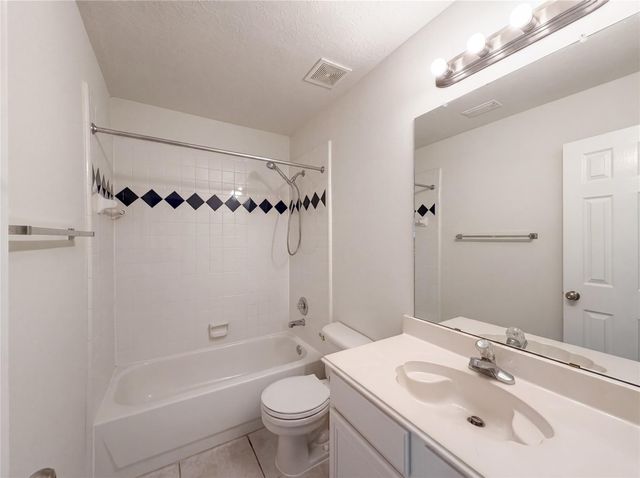 1605 Country Club Drive, Friendswood, TX 77546