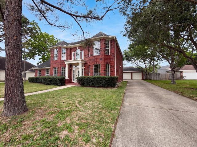 1605 Country Club Drive, Friendswood, TX 77546