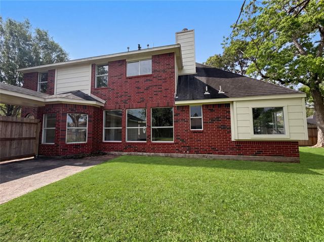 1605 Country Club Drive, Friendswood, TX 77546