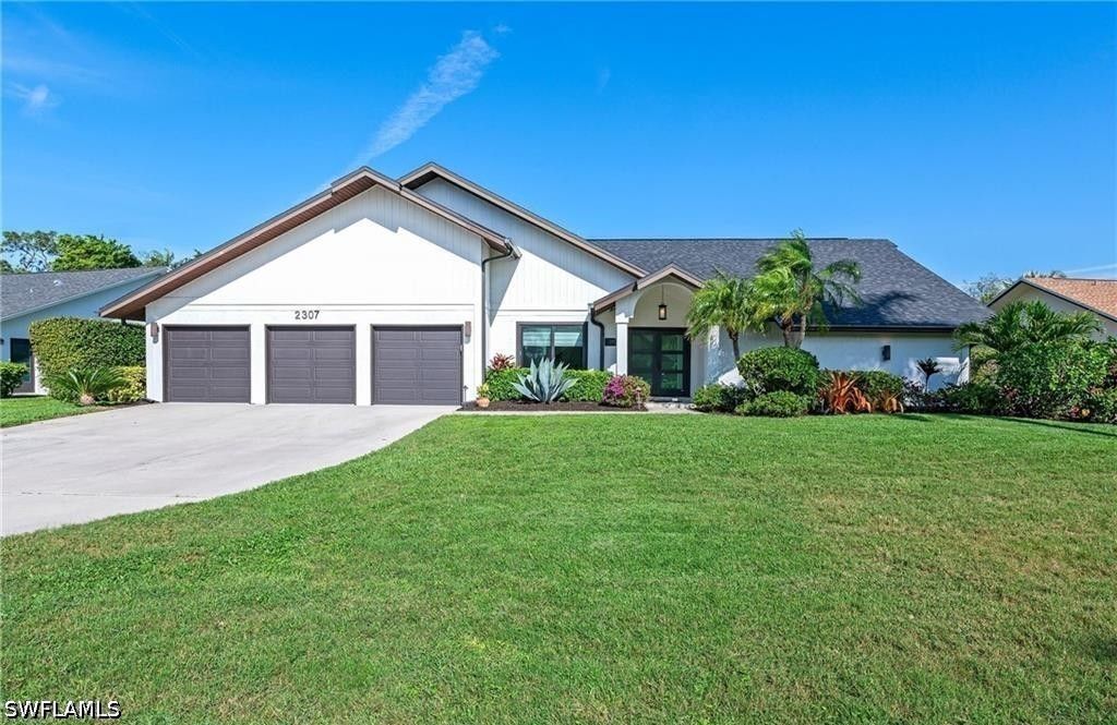 2307 Queens WAY, Naples, FL 34112