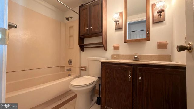 143 VALLEY STREAM CIR, Wayne, PA 19087