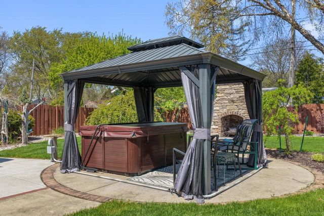240 ARBOR LANE, Green Bay, WI 54301