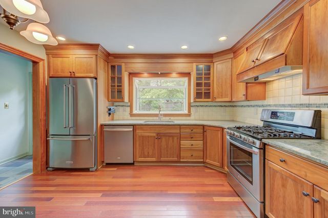 19 FARM RD, Ewing, NJ 08638