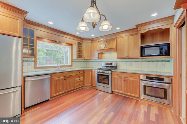 19 FARM RD, Ewing, NJ 08638