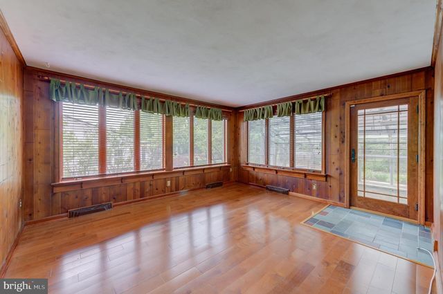 19 FARM RD, Ewing, NJ 08638