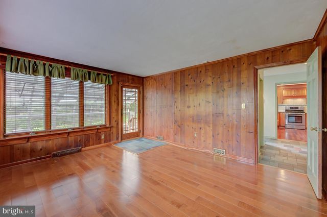 19 FARM RD, Ewing, NJ 08638