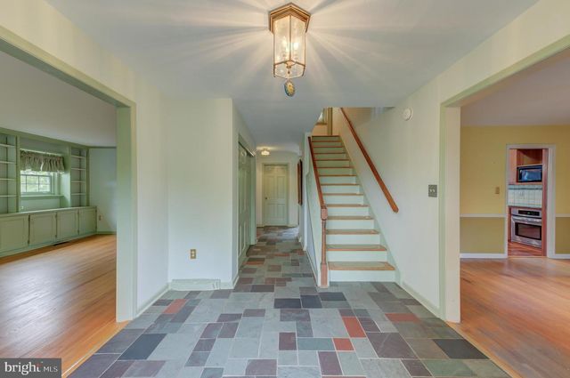19 FARM RD, Ewing, NJ 08638