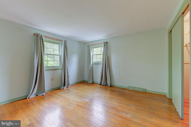 19 FARM RD, Ewing, NJ 08638