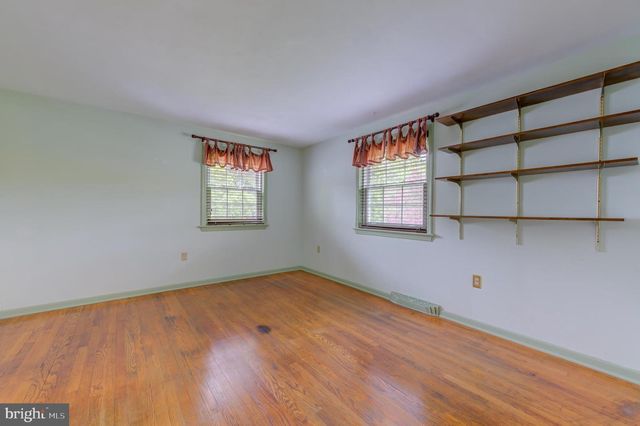 19 FARM RD, Ewing, NJ 08638