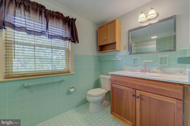 19 FARM RD, Ewing, NJ 08638