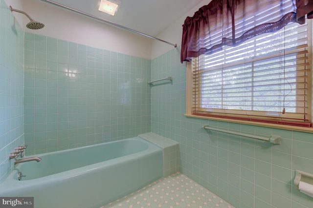 19 FARM RD, Ewing, NJ 08638