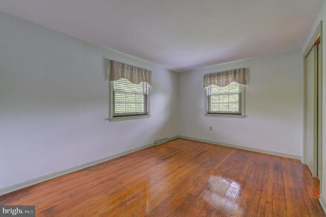 19 FARM RD, Ewing, NJ 08638