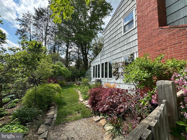 19 FARM RD, Ewing, NJ 08638