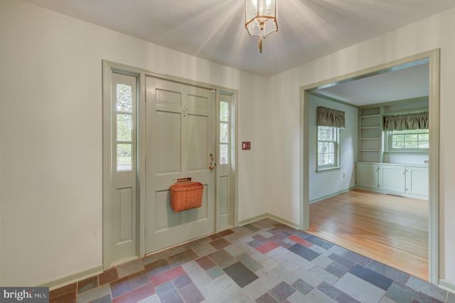 19 FARM RD, Ewing, NJ 08638