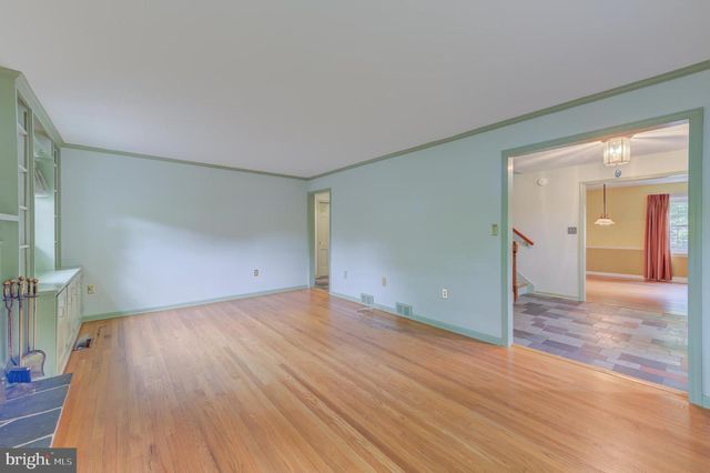19 FARM RD, Ewing, NJ 08638